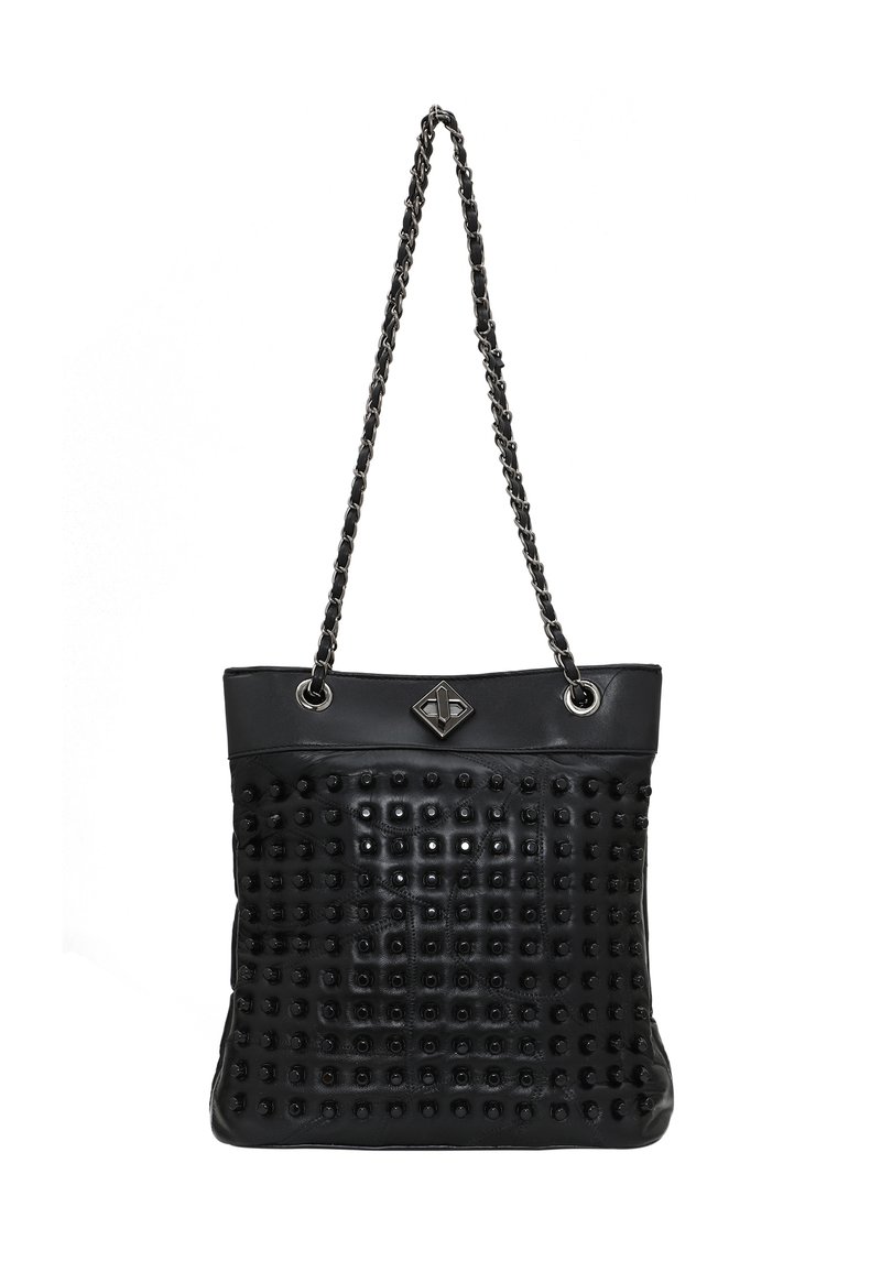 Borsa a tracolla in pelle nera con texture borchiata, tracolla a catena e accenti metallici. Presenta una parte superiore liscia con un fondo testurizzato.
