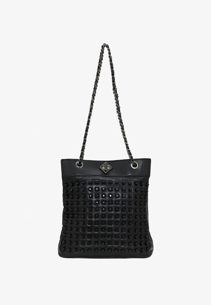 Borsa a tracolla in pelle nera con texture borchiata, tracolla a catena e accenti metallici. Presenta una parte superiore liscia con un fondo testurizzato.