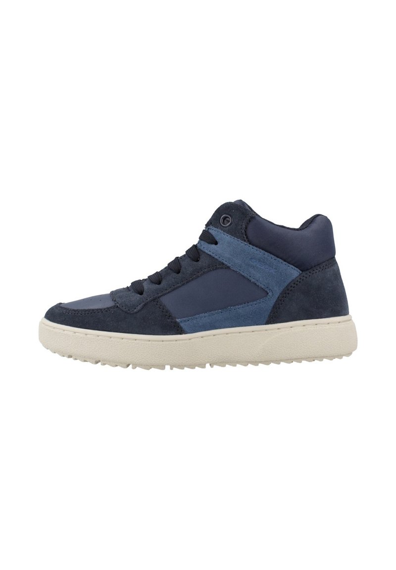 Sneaker alta realizzata in suede blu scuro e materiali sintetici, con suola in gomma beige, chiusura con lacci e dettagli a pannello in contrasto.