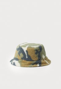 Fleece bucket hat i camouflage mønster med grønne, brune og blå nuancer; blød tekstur; rund top og udvidet skygge.