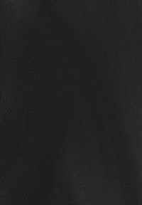 Tissu noir avec une texture lisse, de couleur uniforme, et sans motifs ni accents visibles. Idéal pour diverses applications vestimentaires.