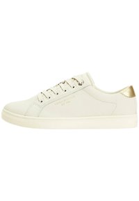 Białe skórzane sneakersy o gładkiej fakturze, okrągłym nosku i złotym akcentem przy pięcie. Posiadają metalowe oczka i płaskie sznurówki.