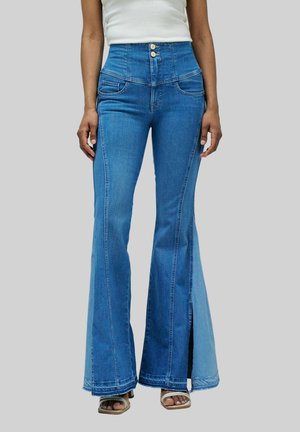 Jeans acampanados de tiro alto en denim azul claro, con slits laterales, cierre de tres botones y dos bolsillos frontales, con una textura deslavada.