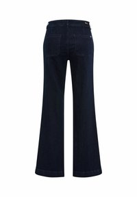 Jeans denim blu scuro a gamba larga con due tasche posteriori, passanti per cintura e una piccola etichetta del marchio sulla vita.