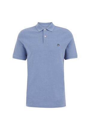 Hele sinine polo särk, mis on valmistatud puuvillast, sisaldab kolme nupuga kaelust ja väikest musta tikandiga logo vasakul rinnal.