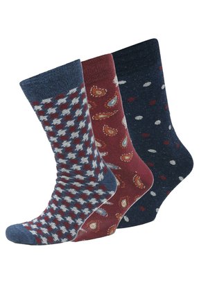 Drei Paar Socken: eines mit einem karierten Muster in Marineblau und Rot, eines in Kastanienbraun mit Paisleymuster und eines in Marineblau mit weißen und roten Pünktchen.