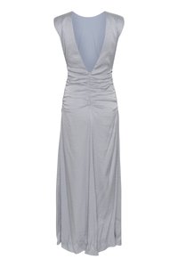 Sudrabaini pelēka bez piedurknēm kleita ar dziļu V veida dekoltē, sānu ručingu un līdz grīdai garumu. Audumam ir smalka teksturēta raksts.