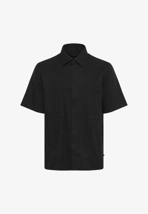 Črna majica s kratkimi rokavi z teksturiranim vzorcem, zapenjanjem na gumb in tradicionalnim ovratnikom. Narejena iz mehkega blaga za udobje.