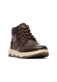 Bota de tobillo de cuero marrón con parte superior texturizada, punta redonda y suela de goma beige. Cuenta con cordones marrones y acentos de costura naranja.