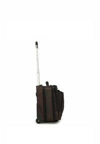 Valise à roulettes de couleur brun foncé avec poignée télescopique en métal déployée et plusieurs compartiments zippés, debout sur fond blanc.