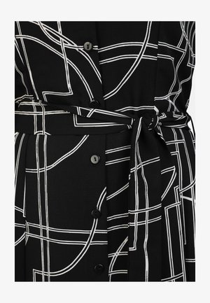 Zwarte jurk met een wit geometrisch lijnpatroon, met een strik in de taille, knopen langs de voorkant en textiel met een structuur.