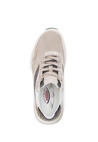 Beige en witte sneaker van mesh en suede materialen, met vetersluiting, ronde vorm en een geprofileerde zool. Interieur met logo-print.