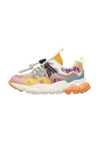 Barevná teniska s akcenty v růžové, žluté, modré a oranžové, vzorovanými textilními panely, robustní bílou podrážkou, stahováním na šňůrku a úchyty.