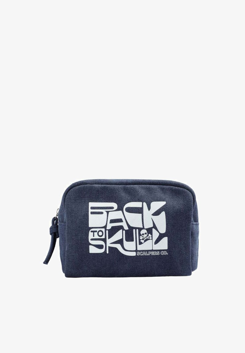 Pochette en toile marine avec le texte graphique blanc "BACK TO SKULL" et une icône de crâne. Elle dispose d'une fermeture éclair et d'une poignée latérale pour un transport facile.