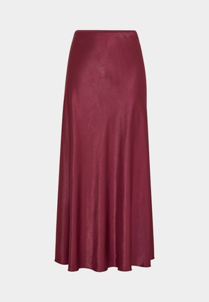 Longue jupe en satin bordeaux avec une texture lisse et un léger évasement à l'ourlet, présentée sur fond blanc.