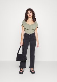 ONLY Petite ONLLIA FRILL - T-shirt estampada - desert sage