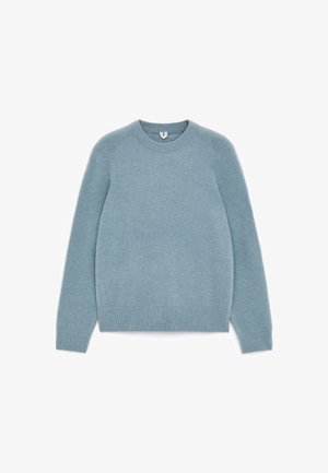 Jasnoniebieski sweter dziany z długimi rękawami, okrągłym dekoltem, ściągaczem na dole i przy mankietach, wykonany z miękkiego, textured materiału.