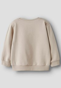 Beige långärmad sweatshirt med ribbad rundhals, muddar och nederkant, sedd bakifrån mot en ljusgrå bakgrund.
