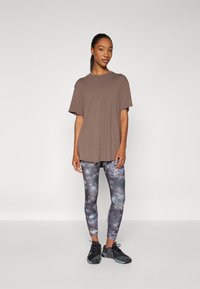 Nike Performance ONE RELAXED TOP - Camiseta deportiva - ironstone/black