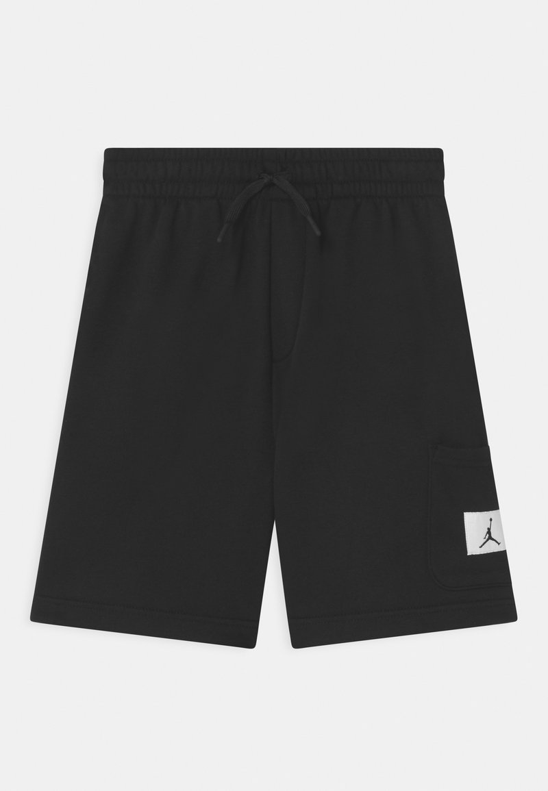 Svarta bomullsshorts med elastisk midja, dragsnodd och sidoficka som har en vit lapp med en logotyp. Slät textur, knälång.