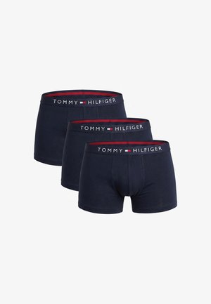 Tre boxer blu navy Tommy Hilfiger con elastici in vita marchiati con il logo e fodera interna rossa.