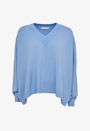 Pull tricoté bleu clair avec un décolleté en V, des épaules tombantes et des poignets côtelés. Il présente une coupe décontractée et une texture douce.