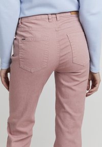 Oxmo OXPEETJE TIGHT FIT - Hlače - ash rose