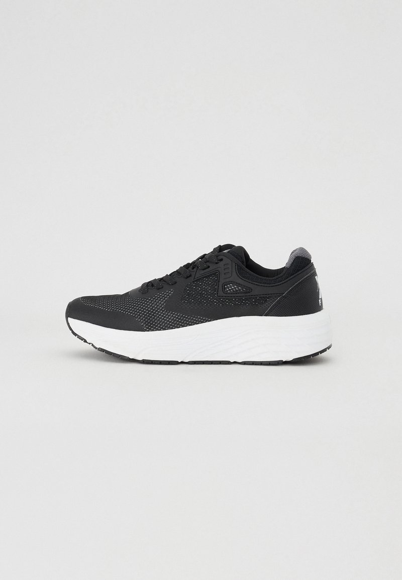 Svart atletisk sneaker med hvit polstret såle, mesh-overdel, snøring og polstret hælkollarbånd på ensfarget lysegrå bakgrunn.