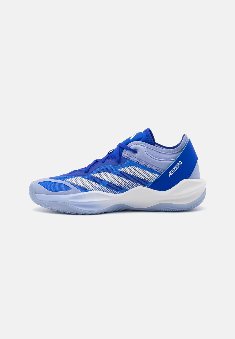Scarpa sportiva blu caratterizzata da materiale in rete, design elegante, sovrapposizioni testurizzate, accenti blu chiaro e una suola bianca con motivi di trazione.