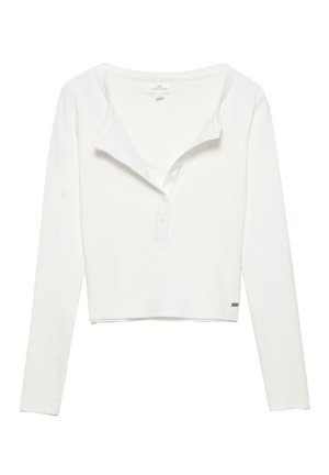 Maglietta bianca a maniche lunghe tipo henley con colletto, placket a tre bottoni, texture a costine e orlo corto. Tessuto morbido con accenti minimi.