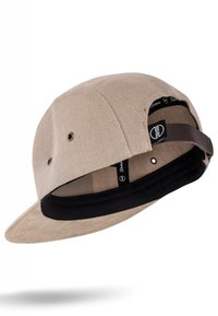 Beige sapka ívelt karimával, textúrált anyagból, fekete belső béléssel és oldalsó logóval. Szellőzőlyukakkal rendelkezik.