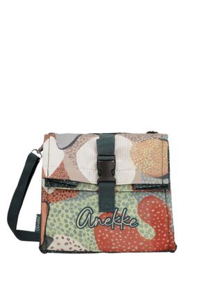 Borsa a tracolla compatta in tessuto con motivo astratto multicolore, chiusura con fibbia nera, tracolla regolabile e la scritta Anekke sul pannello frontale.
