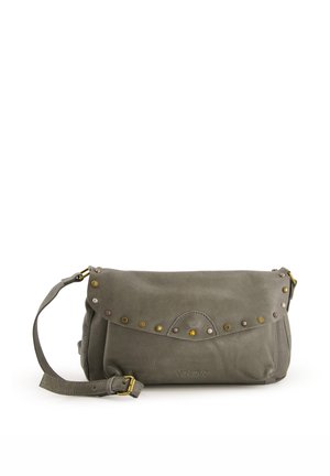 Graue Leder-Crossbody-Tasche mit verstellbarem Riemen, abgerundeter Klappe und dekorativen Metallnieten in Gold und Bronze entlang der Vorderseite.