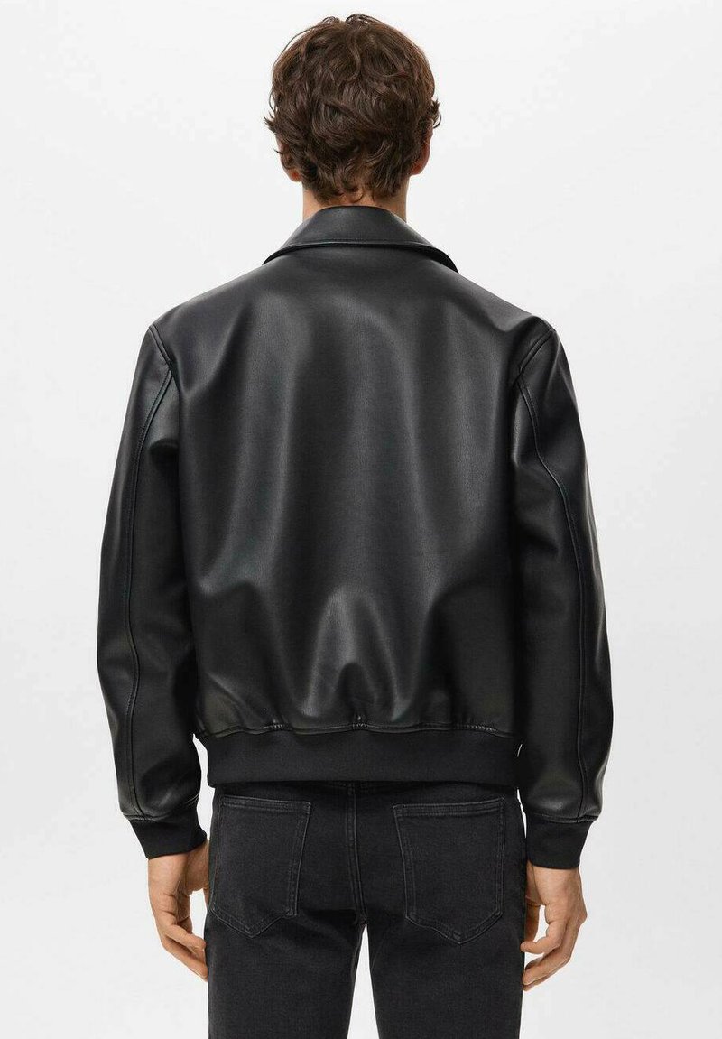 Schwarze Bomberjacke aus Kunstleder mit glatter Textur, Kragen und gerippten Bündchen. Verfügt über eine taillierte Passform und saubere Nähte.