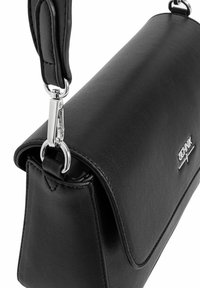 Czarna skórzana torebka na ramię z klapą, srebrnymi akcentami i odpinanym paskiem. Posiada gładką teksturę i proste linie.