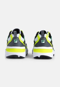 Grå och svarta sportskor med gröna och neongula detaljer, med nätpaneler och en dämpad sula. Bakifrån syns logotypens placering.
