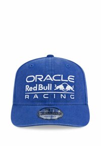 Niebieska czapka z haftowanymi białymi logo Oracle i Red Bull Racing. Strukturalny kształt z płaskim daszkiem, regulowany rozmiar i tekstura materiału.