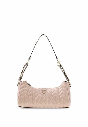 Sac à main matelassé rose clair avec une courte chaîne et une sangle en cuir, arborant un petit logo triangulaire Guess au centre avant.