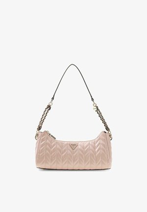 Sac à main matelassé rose clair avec une courte chaîne et une sangle en cuir, arborant un petit logo triangulaire Guess au centre avant.