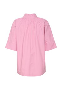 Ljust rosa kortärmad skjorta med hög krage och rynkade tygdetaljer på ryggsömn, uppvisad mot en vit bakgrund.