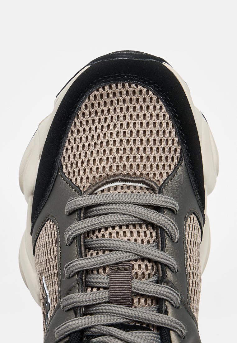 Sneaker low