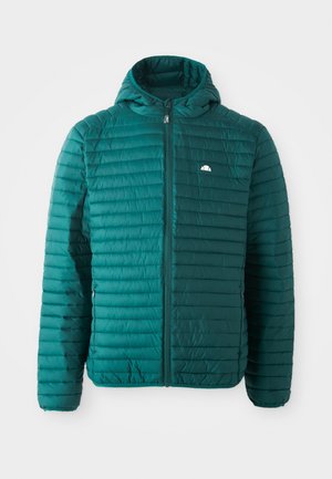 Chaqueta acolchada de color azul verdoso, diseño acolchado con rayas horizontales, cremallera frontal y capucha. Presenta un pequeño logotipo en el pecho. Textura ligera.