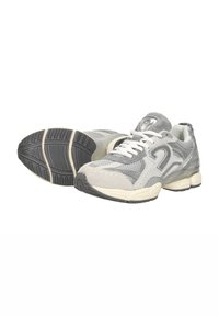Grijze sport schoenen gemaakt van mesh en suede met een textuur rubberen zool, met witte veters en kenmerkende designaccenten.