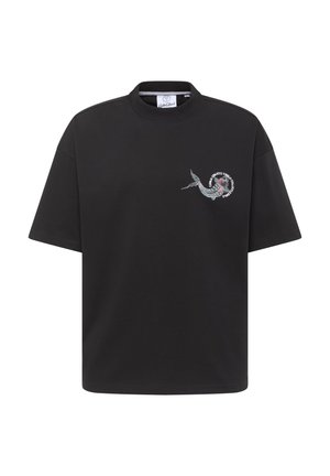 Sort T-shirt lavet af bomuld, med rund hals og korte ærmer. Detaljerne inkluderer et farverigt broderet design på brystet.