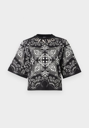 Černý top s krátkým rukávem zdobený složitými bílými paisley a květinovými vzory, s kulatým výstřihem a uvolněným střihem, zvýrazněný slovem "BANKO."