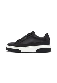 Sneaker in pelle nera con punta arrotondata, suola intermedia piatta bianca e suola in gomma testurizzata. Presenta sei occhielli e dettagli di cucitura.