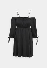 Černé off-shoulder šaty s tenkými ramínky, dlouhými nadýchanými rukávy svázanými na zápěstích, fitted pasem a rozšířenou sukní.