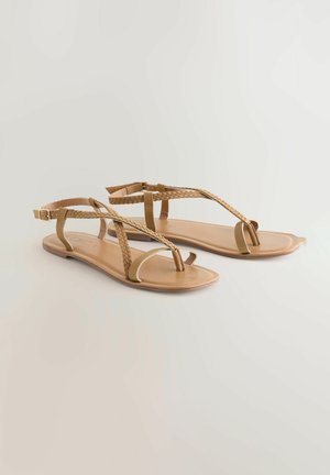 Bruine platte sandalen met gevlochten leren bandjes, een teenriempje en een verstelbare enkelgesp. Gladde, matte afwerking met een eenvoudig ontwerp.