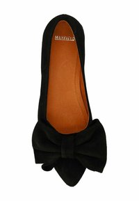Zwarte suede ballerina met een spitse neus en een grote decoratieve strik aan de voorkant, voorzien van een gladde bruine binnenzool en gestikte randen.