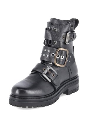 Stivaletto alla caviglia in pelle nera con suola robusta, tre ampie fasce con fibbie metalliche e borchie argento sulla fascia centrale.